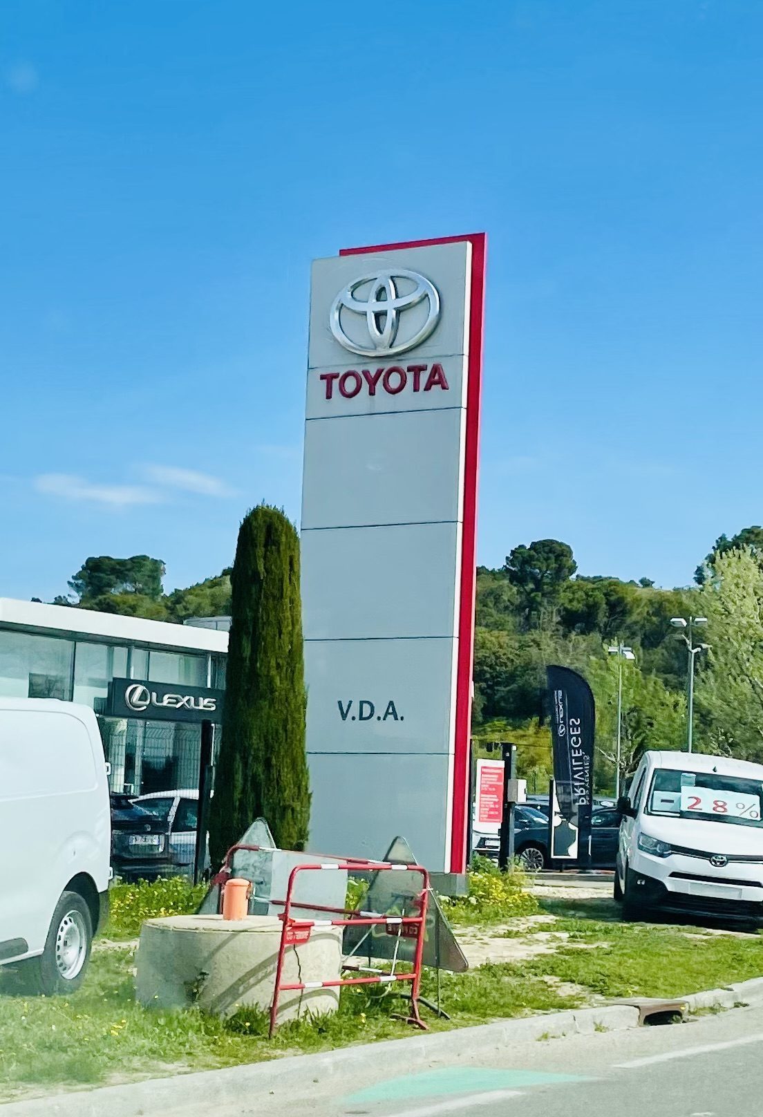 Totem publicitaire Toyota pour concession automobile – enseigne brasserie