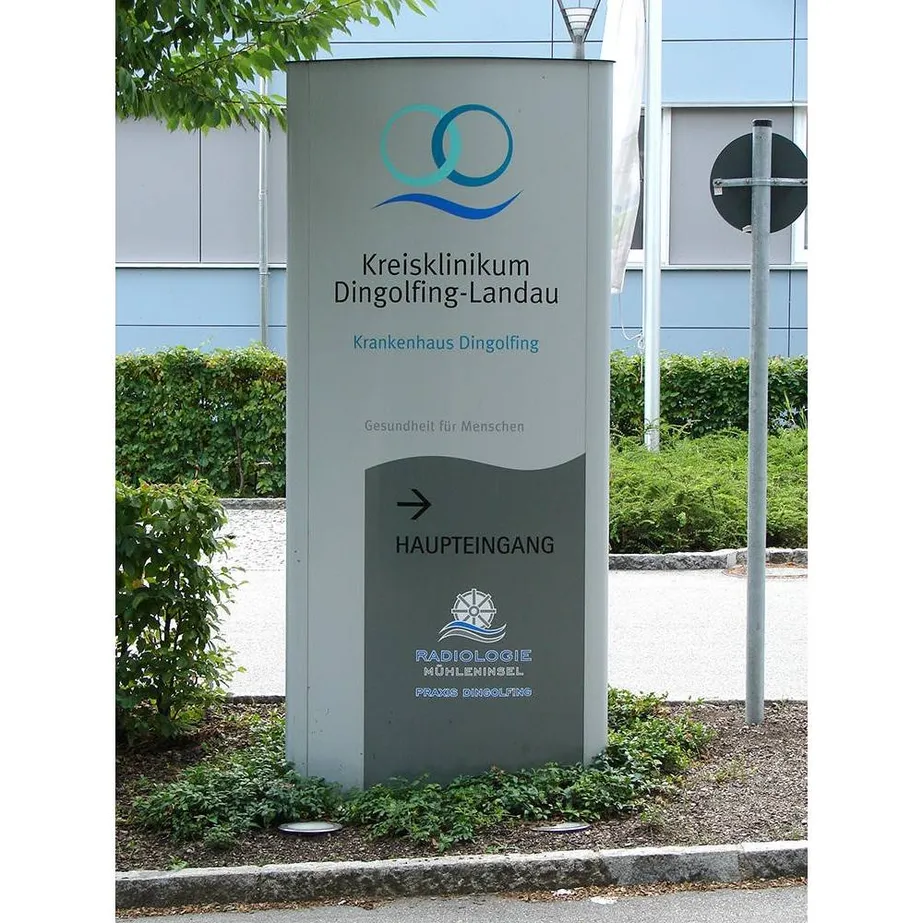 Totem de signalétique extérieure pour hôpital – enseigne brasserie