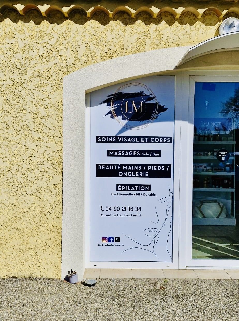 Vitrophanie publicitaire pour institut de beauté
