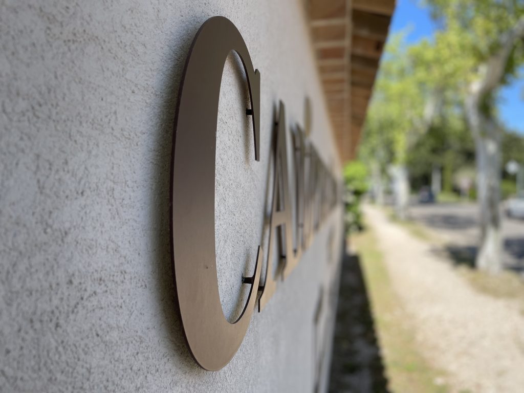 Enseigne lettres découpées camping