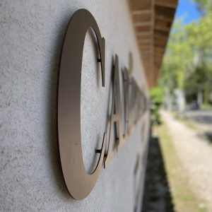 Enseigne lettres découpées camping