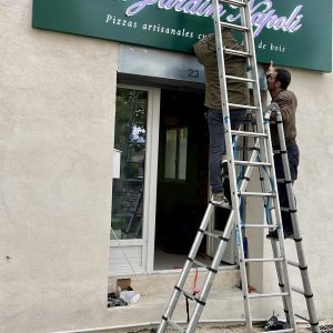 enseigne caisson lumineux avec lettres PVC lumineuses