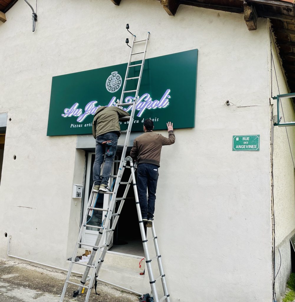 enseigne caisson lumineux avec lettres PVC lumineuses