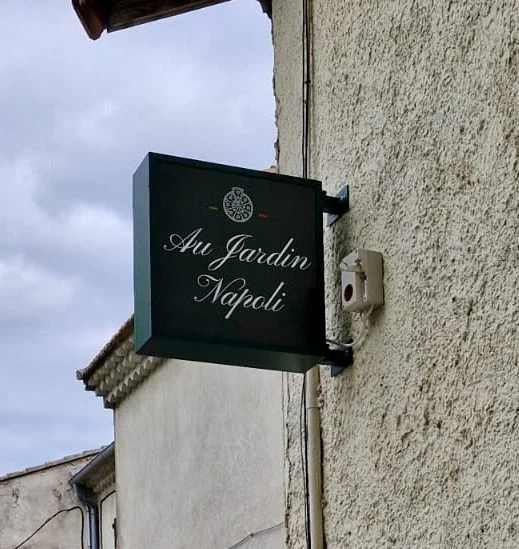 enseigne caisson lumineux avec lettres PVC lumineuses