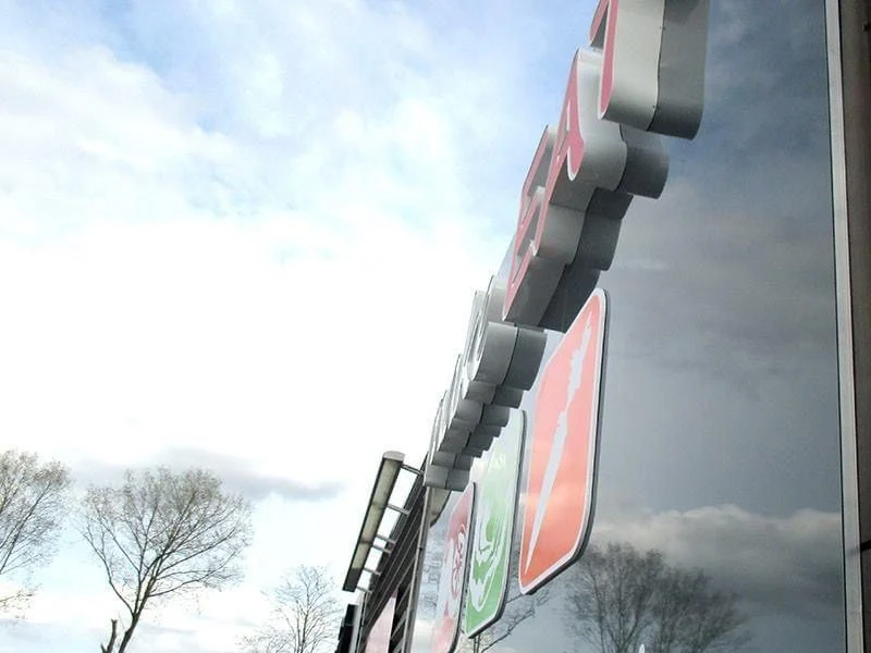 caisson lumienux et enseigne decoupee fabrications – enseigne boîtier non lumineuse avec lettres découpées