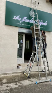 enseigne caisson lumineux avec lettres PVC lumineuses