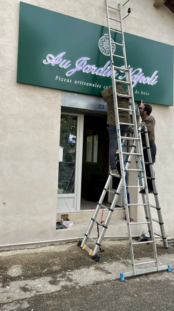 enseigne caisson lumineux avec lettres PVC lumineuses