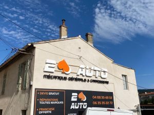 Enseigne lettres découpées lumineuses sur lisses blanches