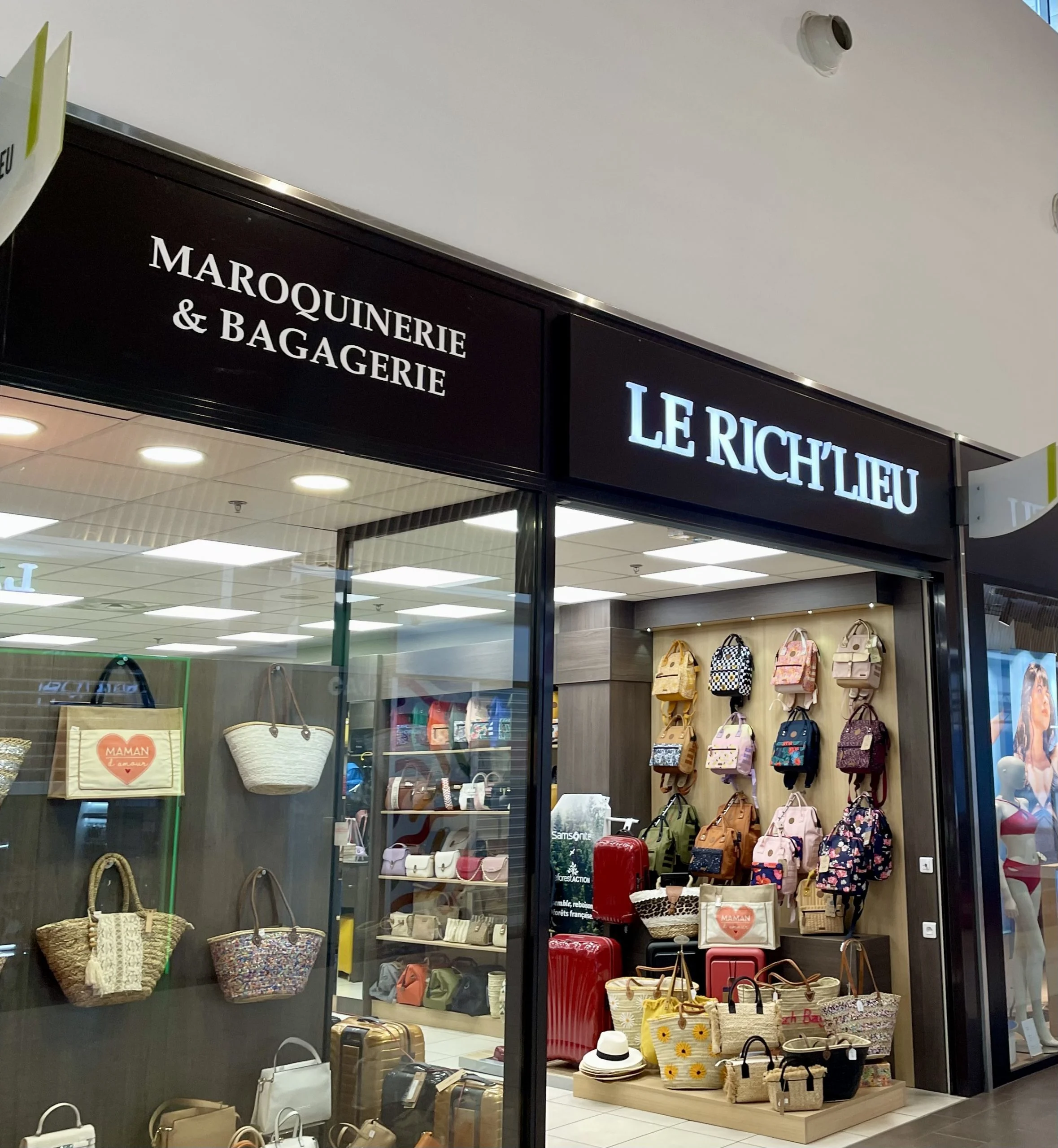 enseigne lumineuse led personnalisée agglomération nantaise et signalétique CHATEAURENARD par Villes