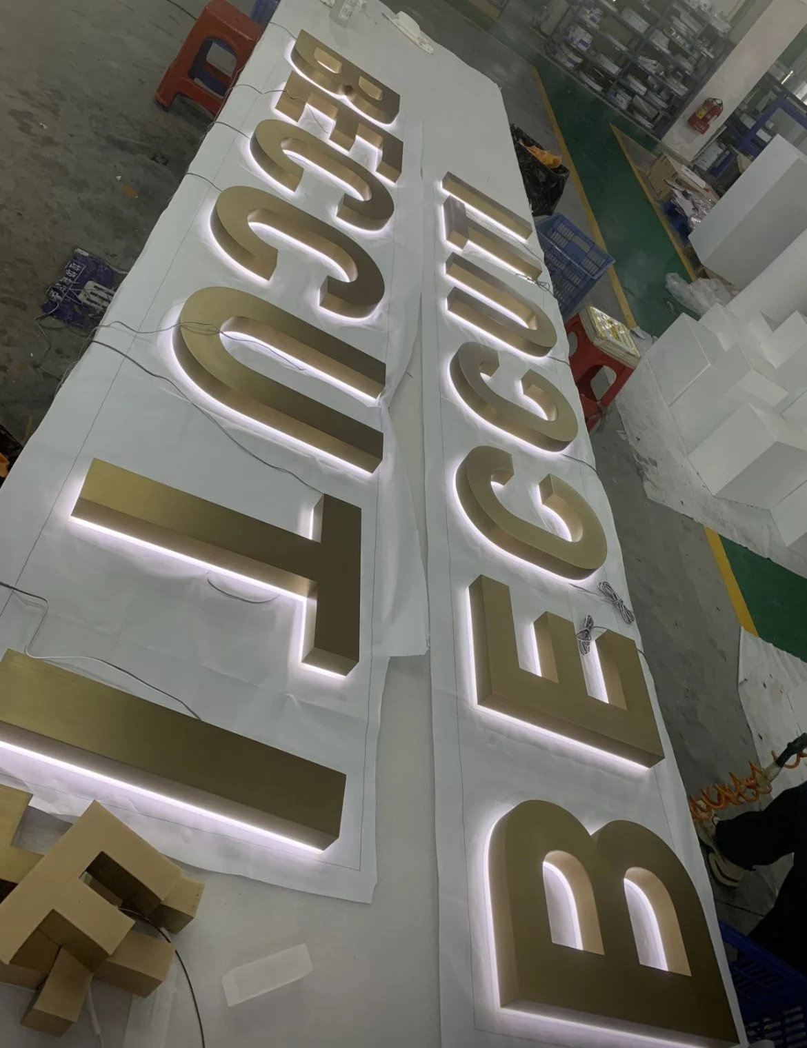 enseigne-lettres-decoupees-avec-retro-eclairage-noir-et-brillantvaucluse – enseigne lumineuse à Salon-de-Provence