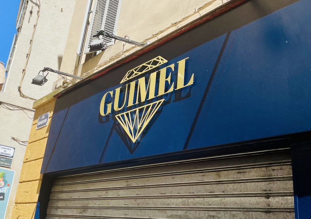 Les Règles et Régulations des Enseignes à Aix-en-Provence : Guide Complet par Premium Enseigne