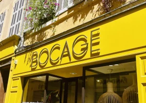 Enseigne Bocage sur façade jaune
