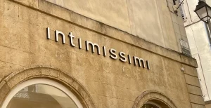 Enseigne Intimissimi en lettres relief sur pierre