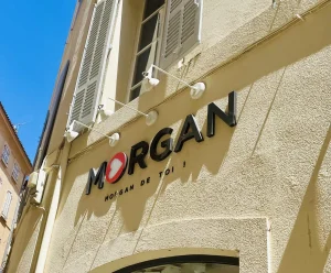 Enseigne Morgan sur façade en pierre