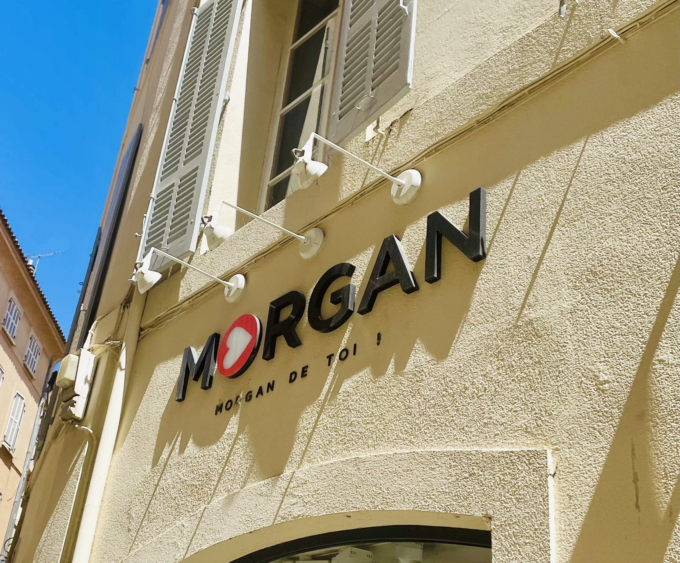 Enseigne Morgan sur façade en pierre