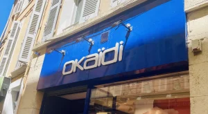Enseigne Okaïdi sur bandeau bleu