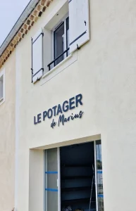 pourquoi choisir une enseigne lumineuse pour votre commerce à salon de provence ? et signalétique CHATEAURENAR