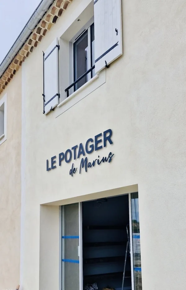 Façade avec enseigne en lettres relief Le Potager de Marius