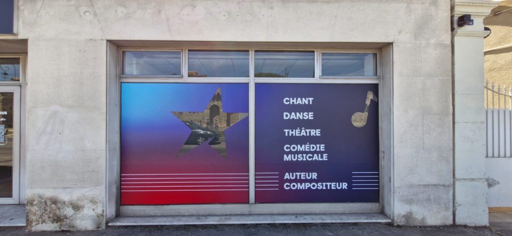 panneau publicitaire enseigne commerciale