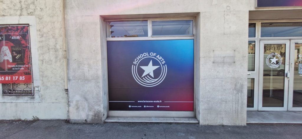 panneau publicitaire enseigne commerciale