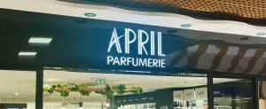 Enseigne April Parfumerie sur bandeau noir