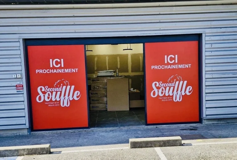 Habillage de vitrine en vitrophanie rouge