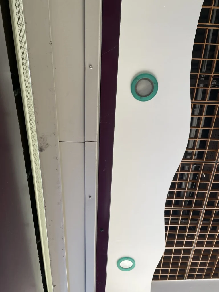 Détail de lettres découpées sur façade
