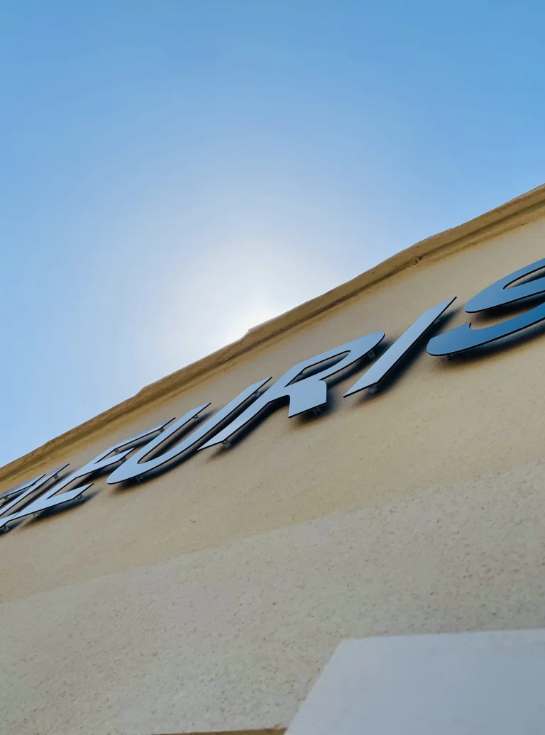 Enseigne Fleuriste en lettres Dibond sur ciel bleu