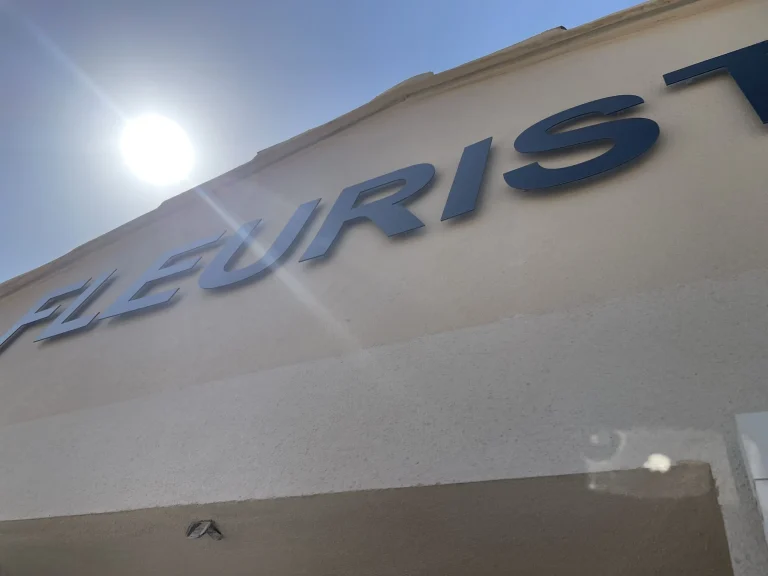 Enseigne Fleuriste en lettres Dibond vue en contre-plongée