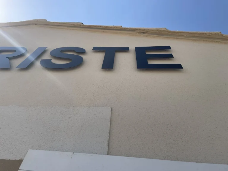 Lettres découpées en Dibond Fleuriste sur façade crème