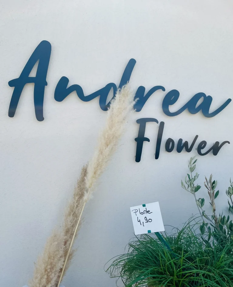 Lettres en Dibond Andrea Flower sur mur blanc