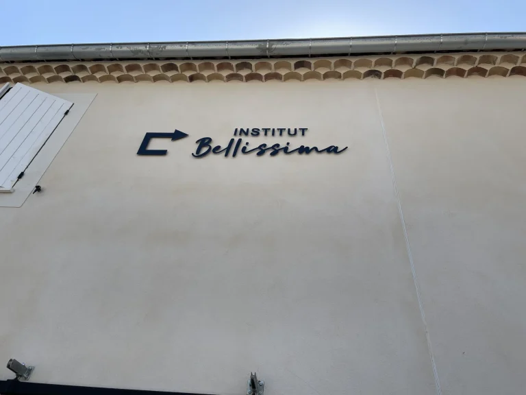 Détail des lettres en Dibond de l'Institut Bellissima