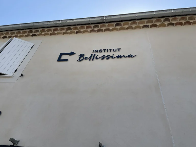 Lettres découpées en Dibond Institut Bellissima sur façade crème