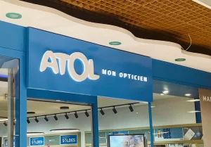 Enseigne Atol mon opticien sur façade bleue