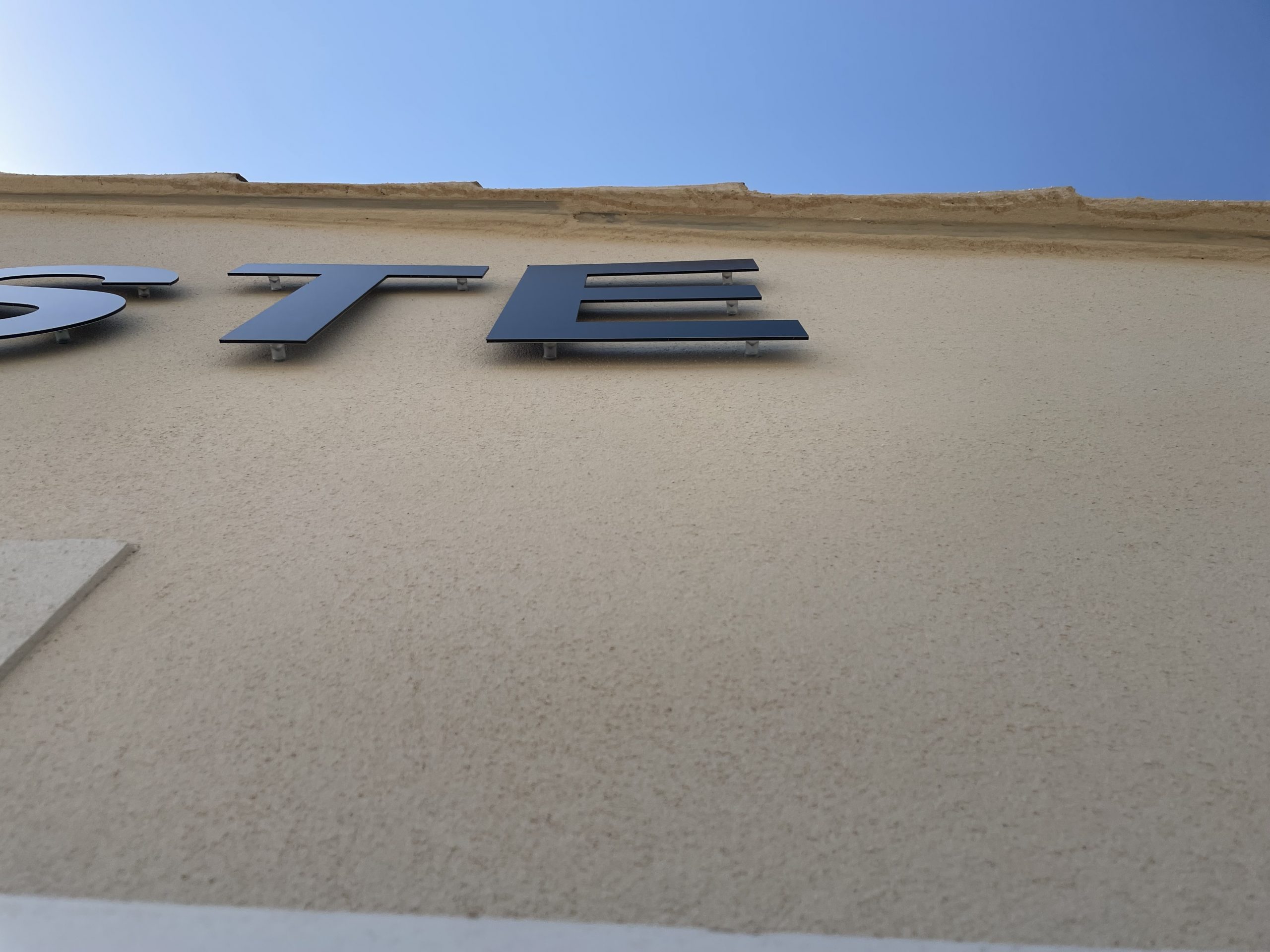 Enseignes Marseille Aix en Provence et Avignon Dibond noir – réalisation Premium Enseigne