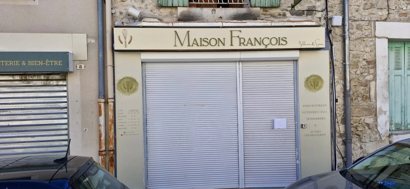 Enseigne en lettres Maison François sur façade de boutique