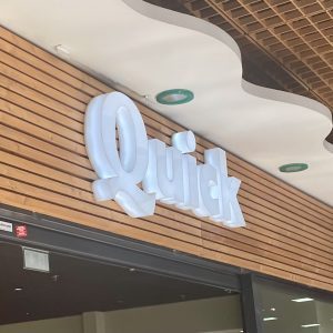 Fabrication d’enseigne sur mesure réalisée par Premium Enseigne
