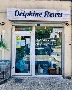 Façade de Delphine Fleurs avec enseigne en lettres