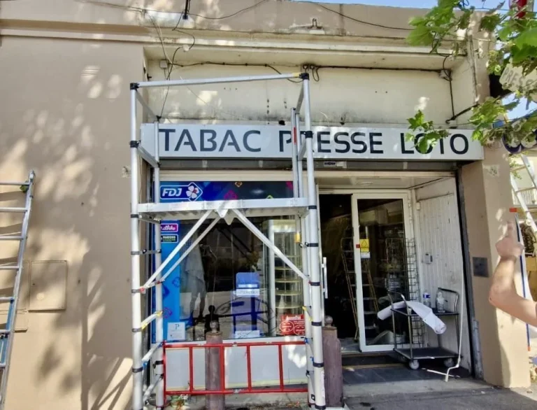 Dépose d'enseigne sur la façade d'un tabac presse loto