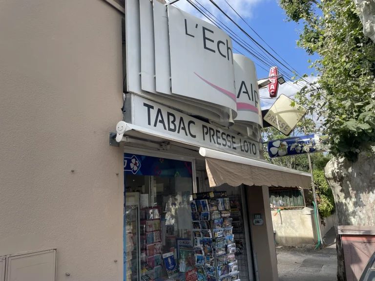 Façade du tabac presse L'Écho des Alpilles avant remplacement d'enseigne