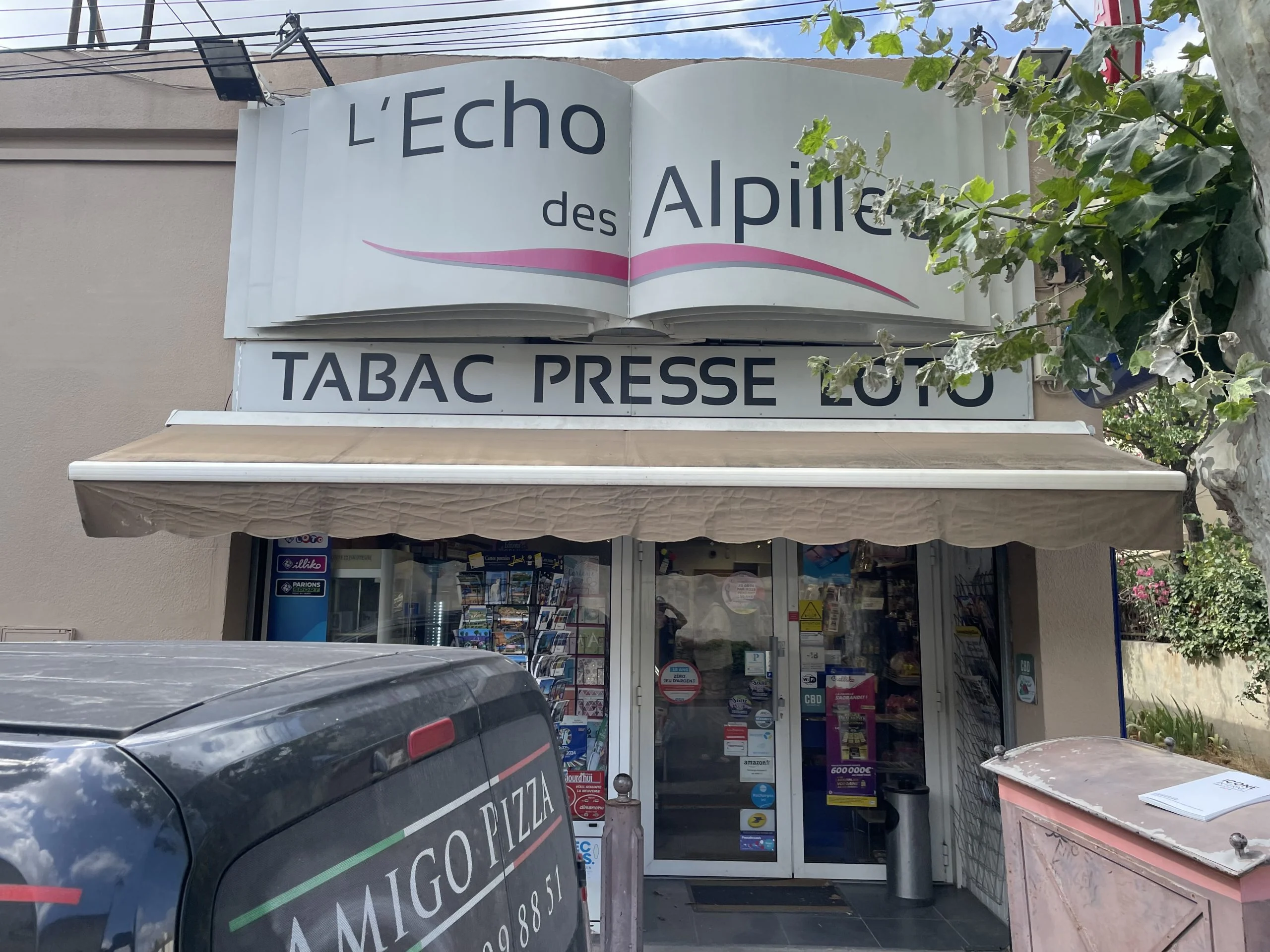 Dépose de l'enseigne du tabac presse L'Écho des Alpilles
