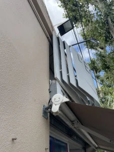 Dépose d'une ancienne enseigne en façade