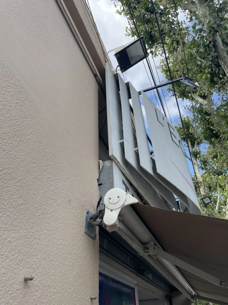 Dépose d'une ancienne enseigne en façade