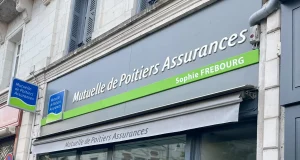 Enseigne d'agence d'assurances sur façade