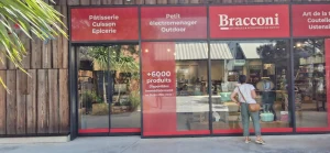 Façade en bardage bois avec enseigne et vitrophanie rouge