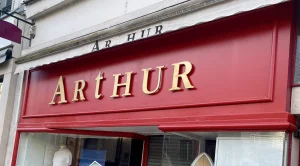 Enseigne Arthur sur devanture rouge