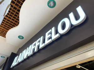 Lettres lumineuses Alain Afflelou vue en contre-plongée