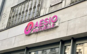 Enseigne lumineuse Aesio Mutuelle sur façade
