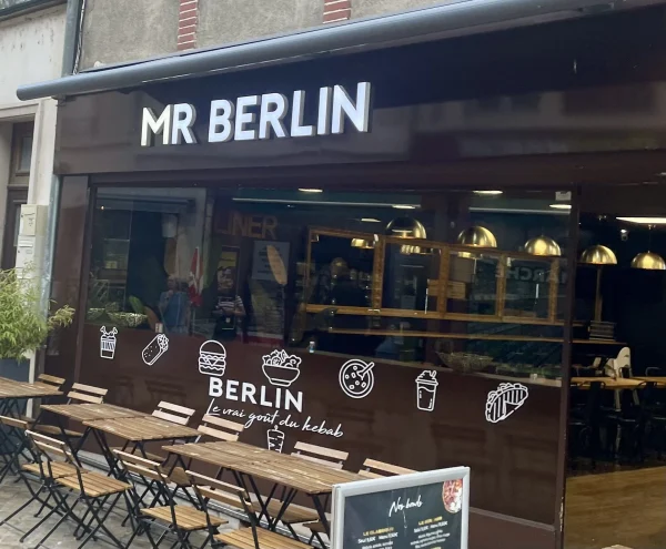 Devanture noire Mr Berlin avec enseigne et terrasse
