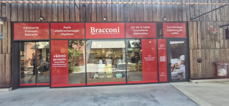 Fixation d’un panneau publicitaire : quelles solutions selon le support